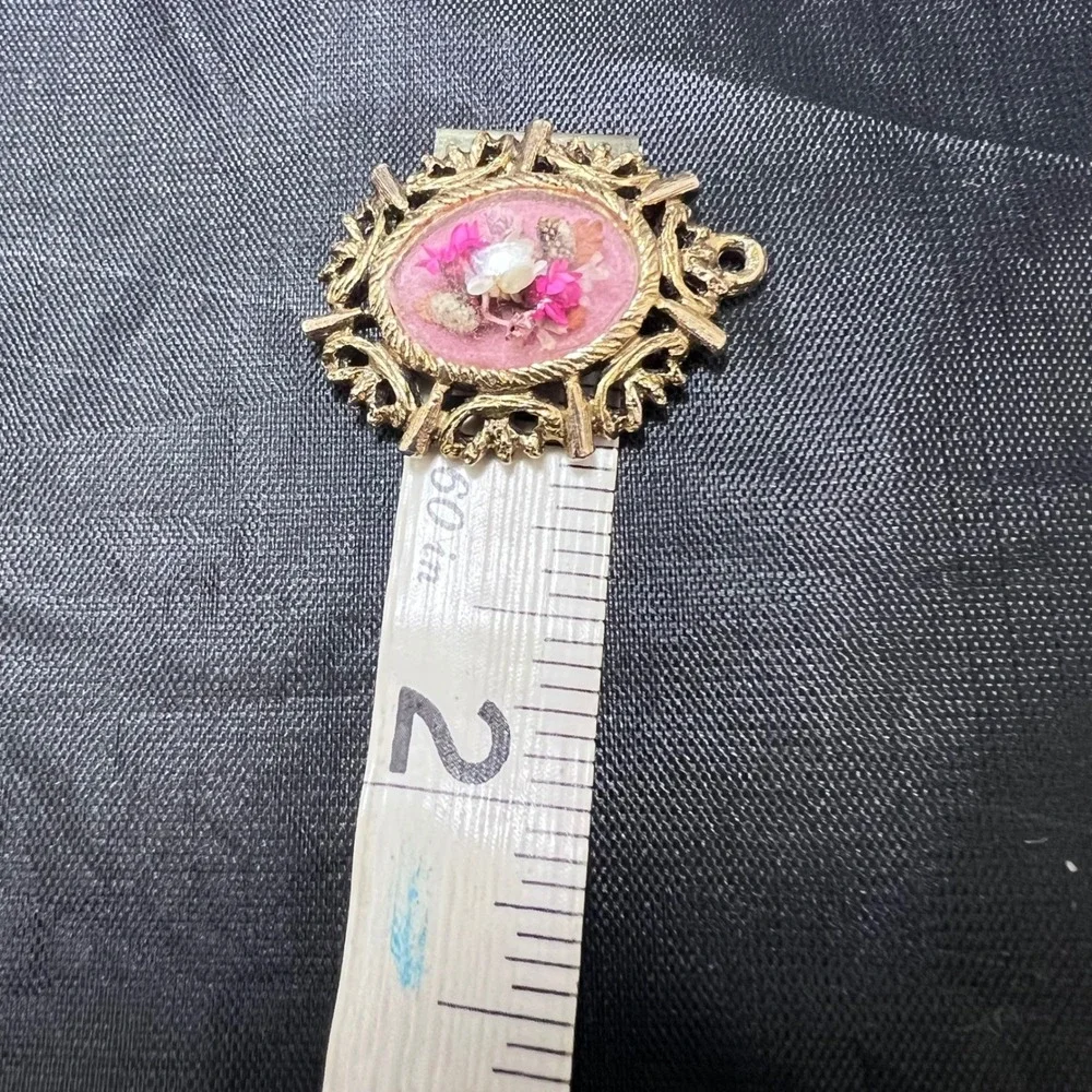 Vtg‎ Dried Flower Pendant Handmade Signed Lucite Dome Gold Tone Victorian Gothic
